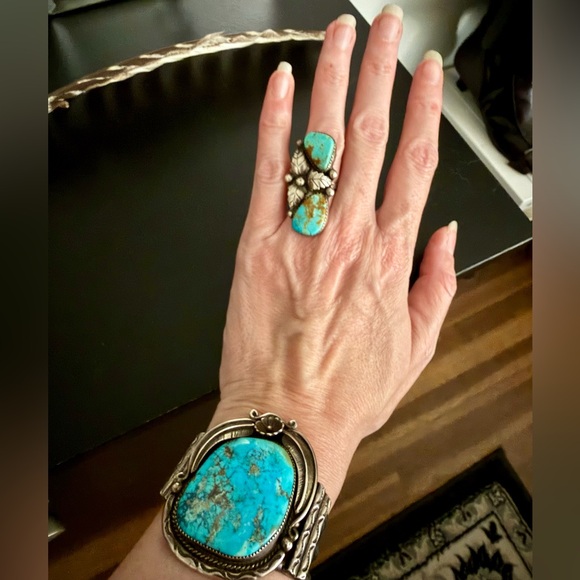 Vintage Native American Navajo (Dinè) Turquoise & Sterling Silver Ring - Picture 2 of 5